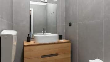 Camera Queen con Balcone | Salle de bain | Chaussons