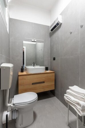 Camera Queen con Balcone | Bathroom - Fourooms Bari - Principe Amedeo (Bari)