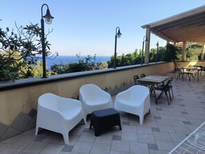 Outdoor dining - Vrbo Property (Sicilia)