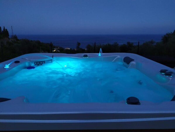 Outdoor spa tub - Vrbo Property (Sicilia)