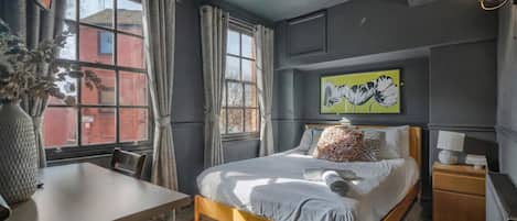 Apartment (Standard Single Room) | Desk, laptop workspace, iron/ironing board, WiFi (free)