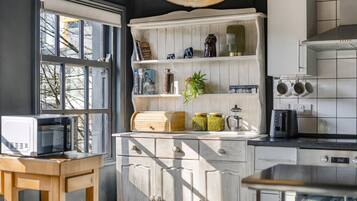 Huoneisto (One-Bedroom Apartment) | Yksityinen keittiö | Vedenkeitin