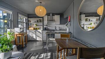 Huoneisto (One-Bedroom Apartment) | Työpöytä, kannettavalle tietokoneelle sopiva työtila