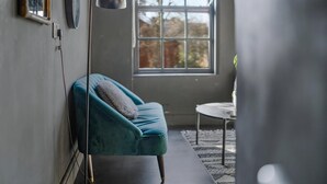公寓 (One-Bedroom Apartment)