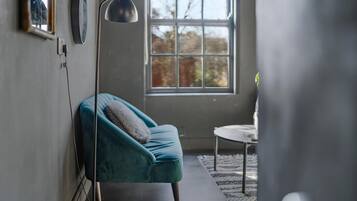 Apartment (One-Bedroom Apartment) | Schreibtisch, laptopgeeigneter Arbeitsplatz, Bügeleisen/Bügelbrett