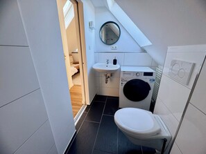 Doccia, asciugacapelli, asciugamani, sapone