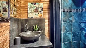 Bathroom - Vrbo Property (Saint-André)