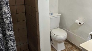 Douche, serviettes fournies, shampoing