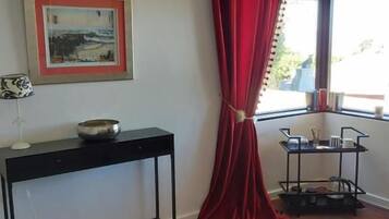 Apartment, 1 Bedroom, Balcony, City View | Living room