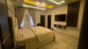 Una habitación de hotel moderna con una cama, un televisor y una lámpara en el techo.
