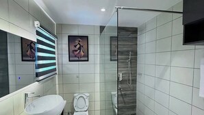 Phòng tiện nghi đơn giản, ban công, quang cảnh thành phố | Phòng tắm | Đồ dùng nhà tắm miễn phí, khăn tắm, xà phòng, dầu gội 