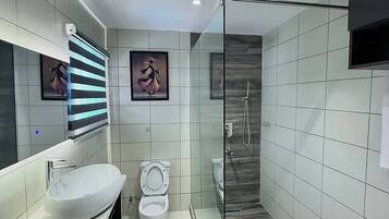 Quarto conforto, sacada, vista para a cidade | Banheiro | Produtos de toalete grátis, toalhas de banho, sabonete, shampoo