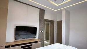 Phòng tiện nghi đơn giản, ban công, quang cảnh thành phố | Bàn, khu vực làm việc phù hợp cho laptop, màn/rèm cản sáng 