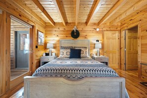4 bedrooms, iron/ironing board, WiFi, bed sheets - Pleasant View Luxury Off-Grid Estate with Hot Tub, Gym & Direct ATV Access (Island Falls)