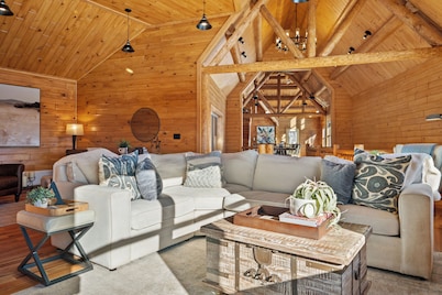 Pleasant View Luxury Off-Grid Estate with Hot Tub, Gym & Direct ATV Access