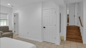 Room - Spacious 5BR Home in the Heart of Alexandria 8 Min to DC & Pentagon Sleeps 12+ (Alexandria)
