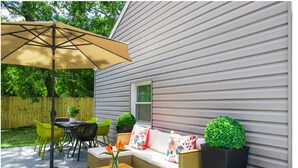 Outdoor dining - Spacious 5BR Home in the Heart of Alexandria 8 Min to DC & Pentagon Sleeps 12+ (Alexandria)