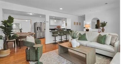 Spacious 5BR Home in the Heart of Alexandria 8 Min to DC & Pentagon Sleeps 12+