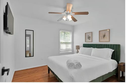 Spacious 5BR Home in the Heart of Alexandria 8 Min to DC & Pentagon Sleeps 12+