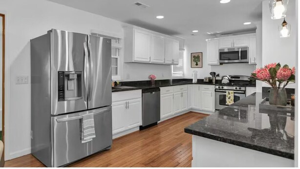 Private kitchen - Spacious 5BR Home in the Heart of Alexandria 8 Min to DC & Pentagon Sleeps 12+ (Alexandria)