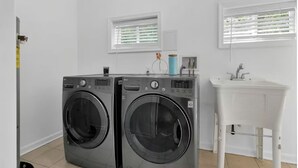 Interior - Spacious 5BR Home in the Heart of Alexandria 8 Min to DC & Pentagon Sleeps 12+ (Alexandria)