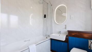 Apartment (Twin Room with Private Bathroom) | Bathroom | Shower, hair dryer, towels, soap