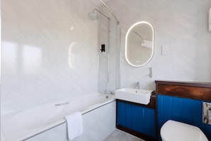 Apartment (Twin Room with Private Bathroom) | Bathroom | Shower, hair dryer, towels, soap