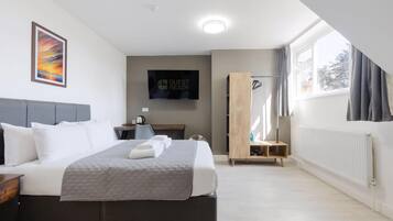 Apartment (Standard Double Room) | Desk, free WiFi, bed sheets