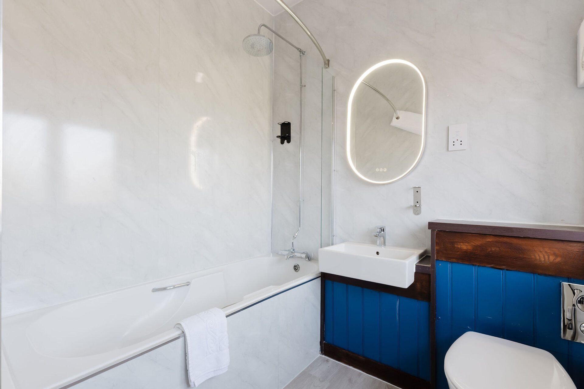 Un baño moderno con bañera, lavamanos, inodoro y ducha.