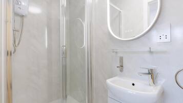 Apartment (Standard Double Room) | Bathroom | Shower, hair dryer, towels, soap