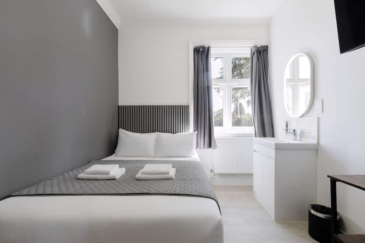Apartment (Standard Room with Shared Bathroom)
