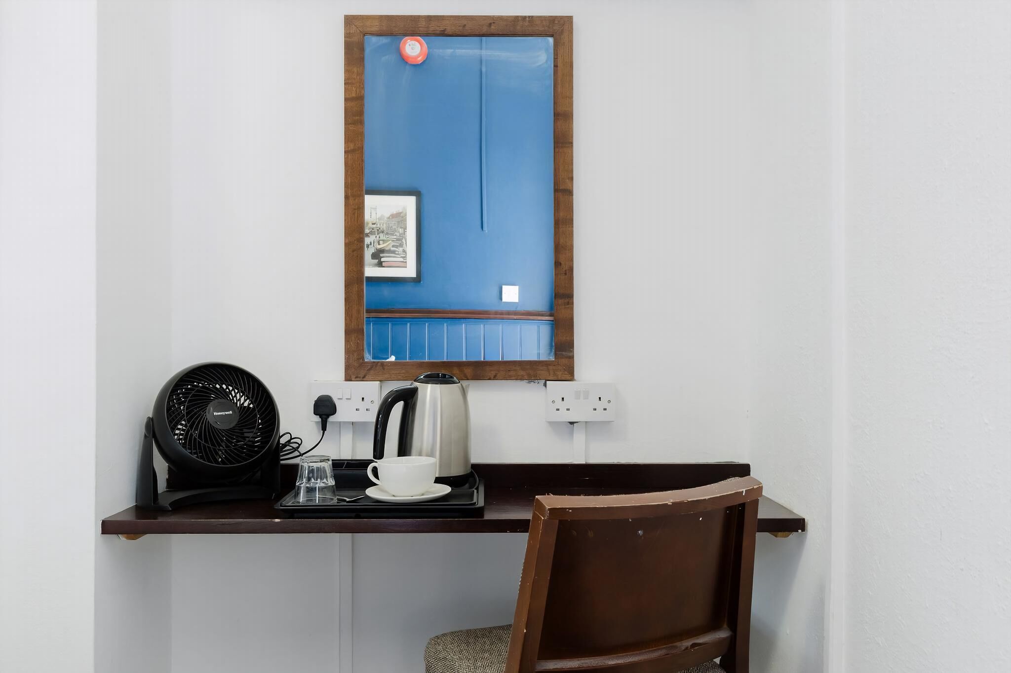 Apartment (Twin Room with Private Bathroom) | Desk, free WiFi, bed sheets