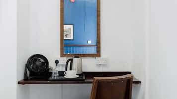 Apartment (Twin Room with Private Bathroom) | Desk, free WiFi, bed sheets