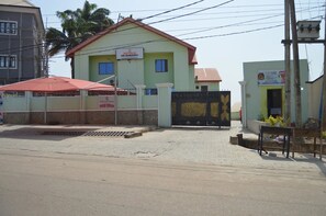 Exterior - Hotels De Embassy (Karu)