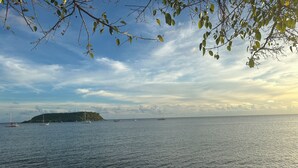 Ein ruhiges Meer mit Booten und einer entfernten Insel.