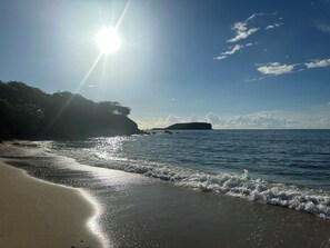 Playa en los alrededores, camastros y toallas de playa