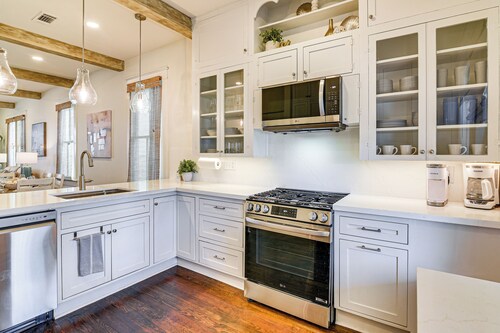1 Block to Beach: Fire Pit, Outdoor Kitchen, Bikes