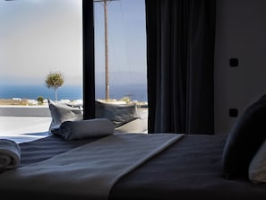 In-room safe, soundproofing, free WiFi, bed sheets - Lithora Suites (Oia)