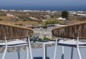 Outdoor dining - Lithora Suites (Oia)