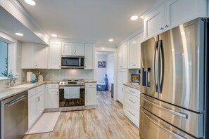 House (2 Bedrooms) | Interior - Canal-front Home w/ Dock & Sunroom in Punta Gorda! (Punta Gorda)