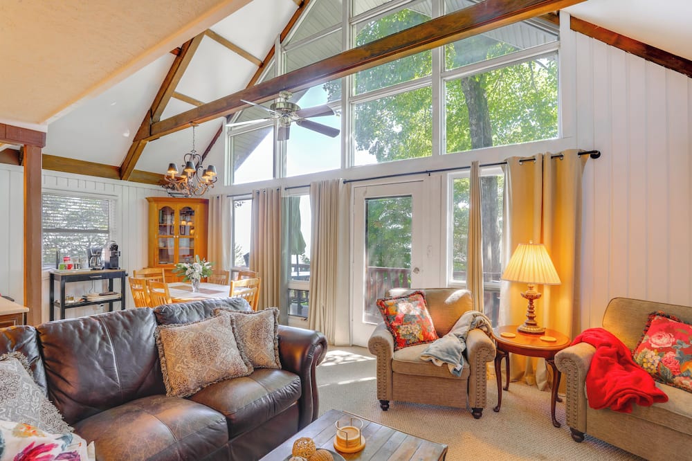 Decks, Mtn Views & Large Yard! Close to Slopes - Beech Mountain, NC