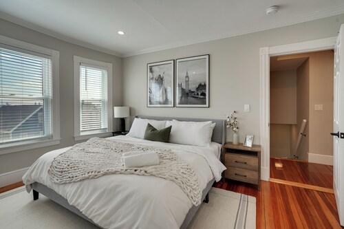 5 Mi to Boston & Airport! Townhome w/ Skyline View