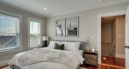 5 Mi to Boston & Airport! Townhome w/ Skyline View