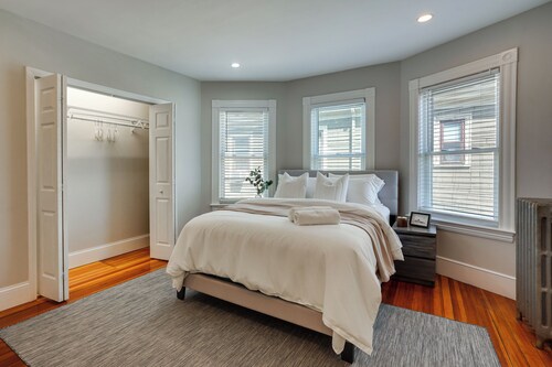 5 Mi to Boston & Airport! Townhome w/ Skyline View