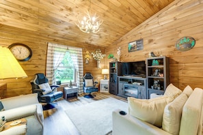 House (3 Bedrooms) | Interior - Great for Elk Viewing! Creekside Maggie Valley Gem (Maggie Valley)