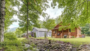 A log cabin with a porch, a stone pathway, and a grassy yard. - Great for Elk Viewing! Creekside Maggie Valley Gem (Maggie Valley)