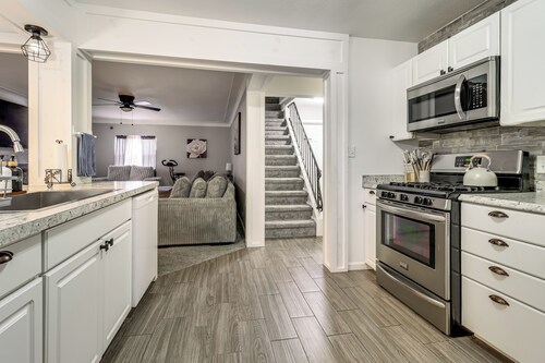 4 Mi to Utoledo! Cozy Family Home