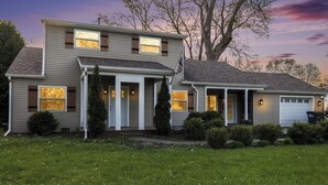 A two-story residential house with a front porch, a garage, and a well-maintained lawn. - 4 Mi to Utoledo! Cozy Family Home (Toledo)