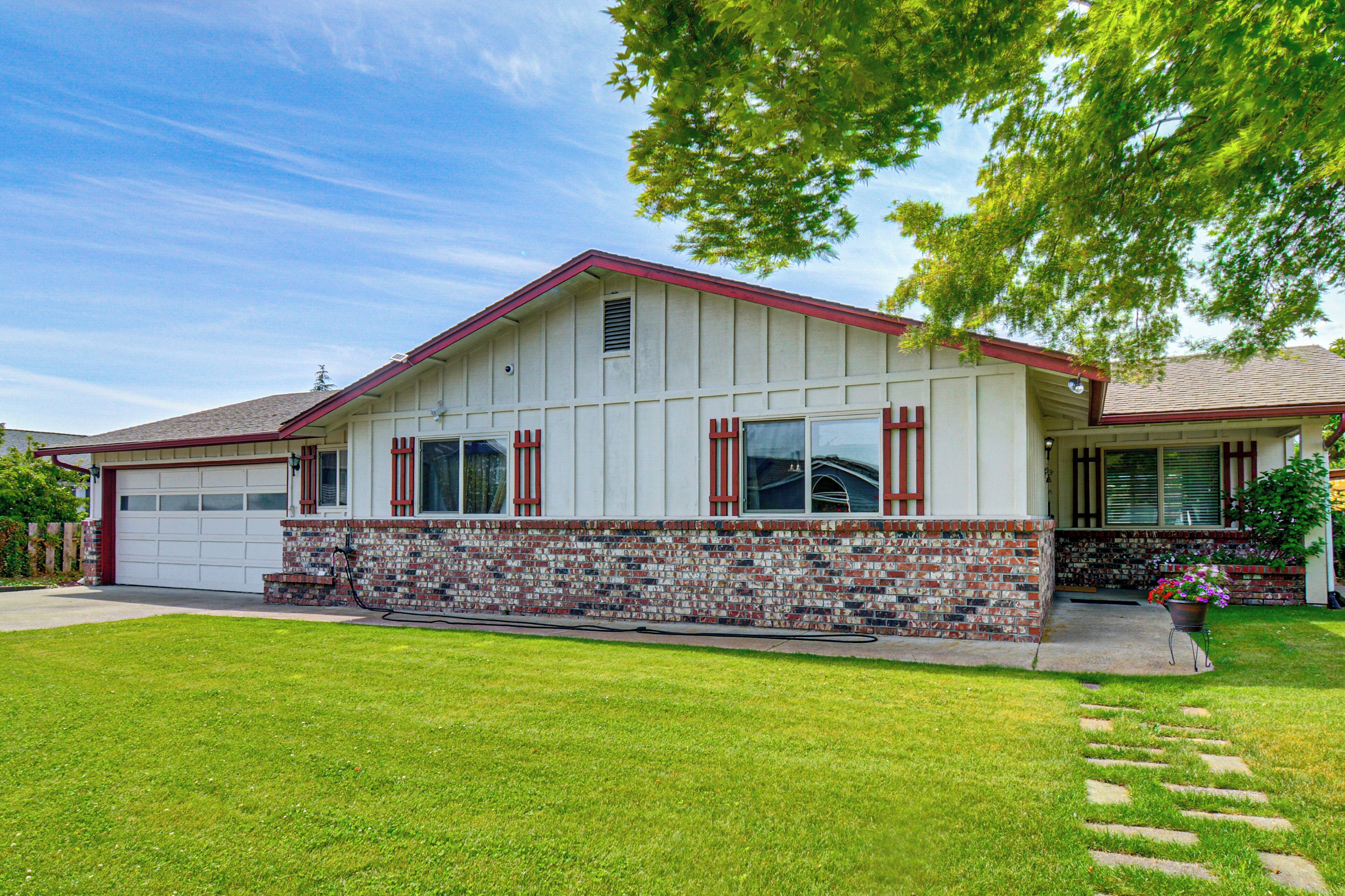 House (4 Bedrooms) | Front of property