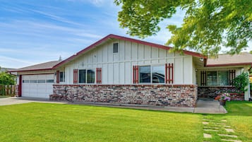 House (4 Bedrooms) | Front of property